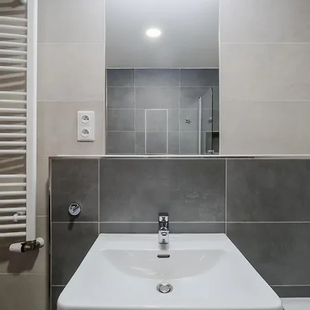 Blueground 7 Furnished Close To Offices Prg-27 아파트 프라하