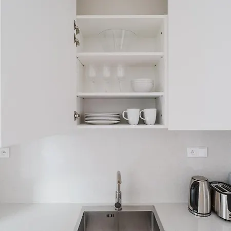Blueground 7 Furnished Close To Offices Prg-27 아파트