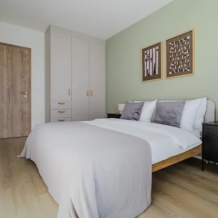 Blueground 7 Furnished Close To Offices Prg-27 아파트 *